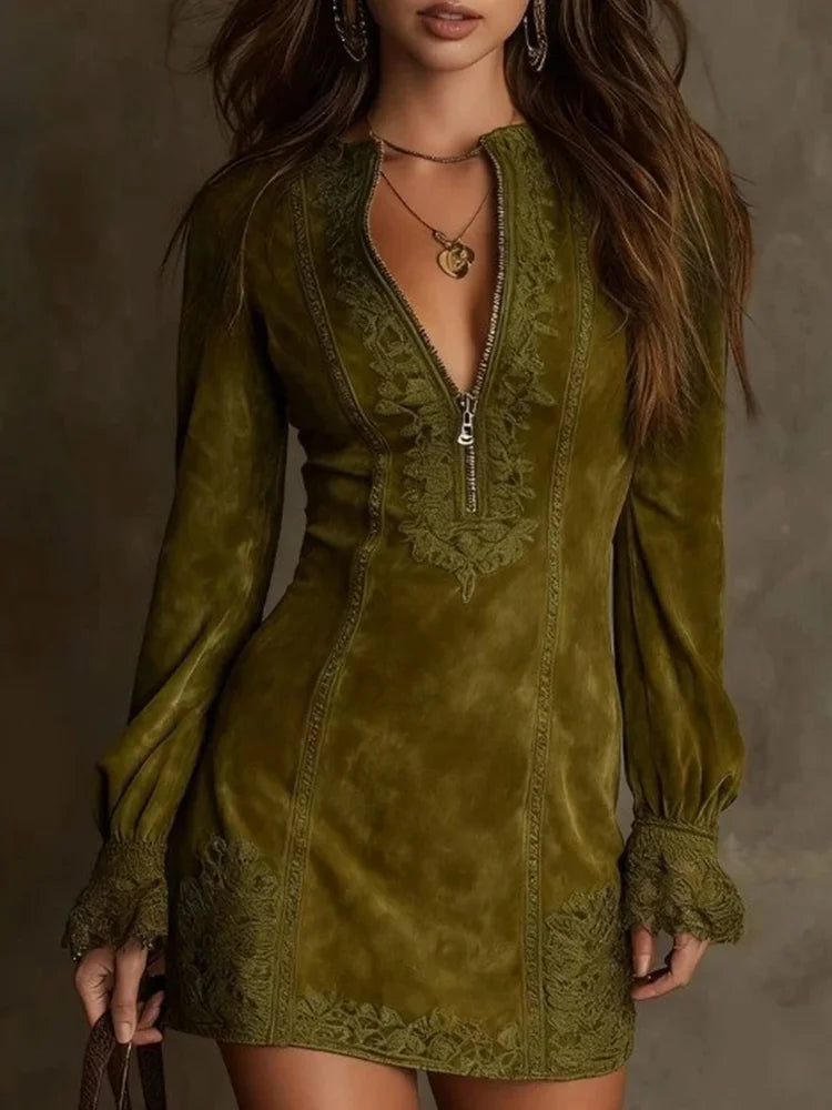 Mystique |Élégante courte sophistiquée en daim et dentelle